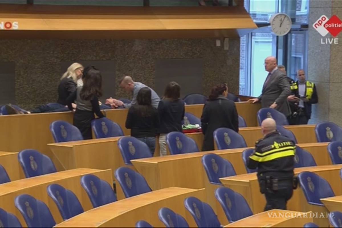 En pleno debate un activista intenta suicidarse en el Parlamento de Holanda