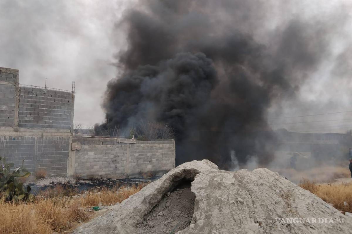 $!Vecinos intentaron contener el incendio con cubetas de agua antes de la llegada de los bomberos.