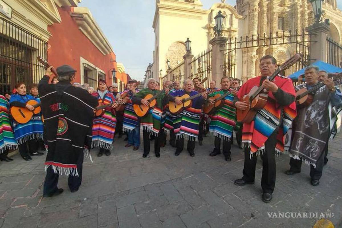 Enamoran en las calles de Saltillo con música de rondalla