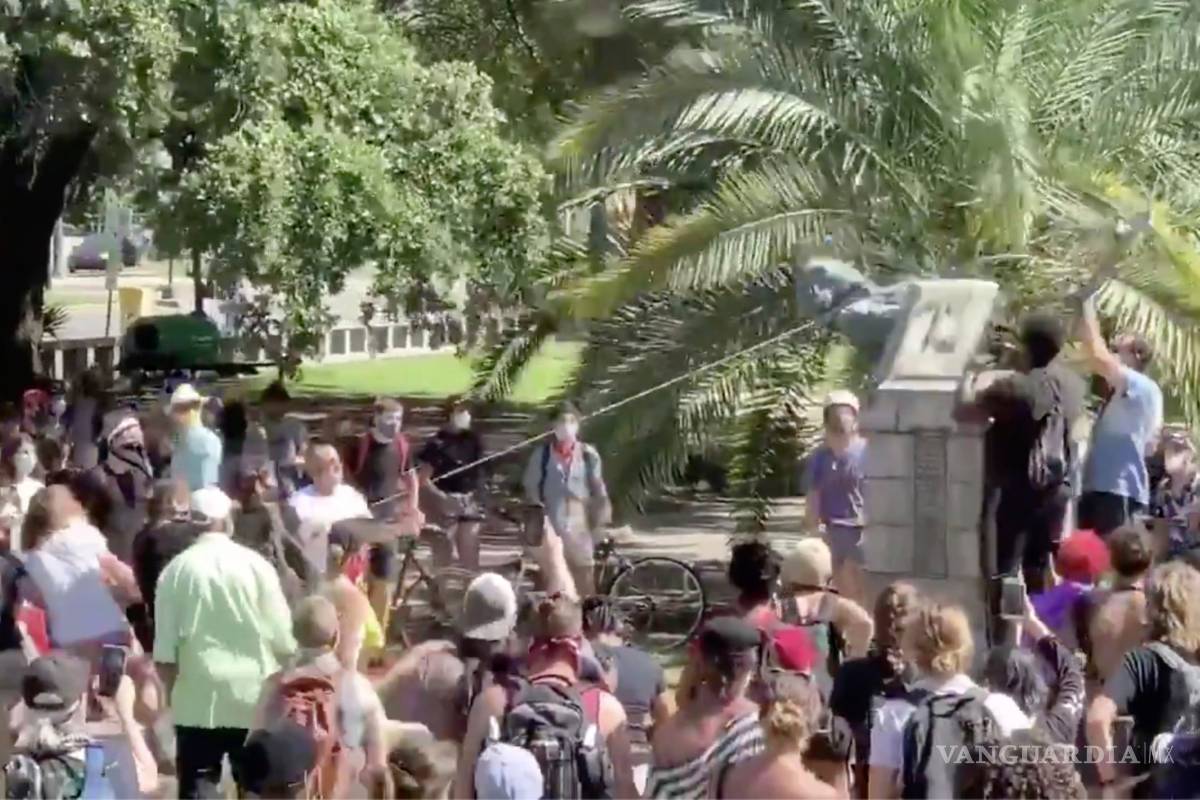 $!Monumentos y estatuas son víctimas de la ira y las protestas antirracistas en todo el mundo (fotos)
