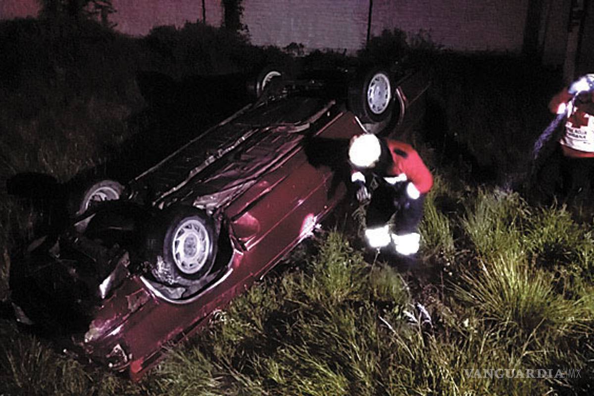 Volcadura deja un joven muerto y dos lesionados en General Cepeda