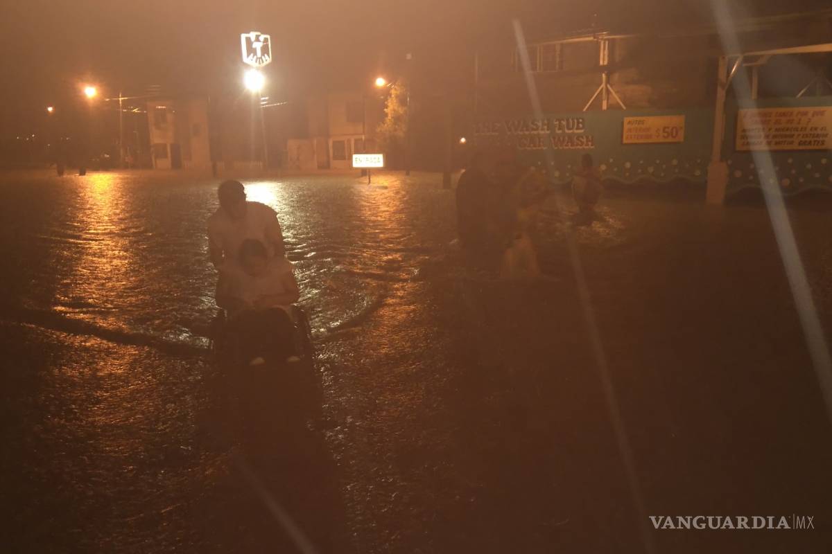 Tromba deja inundación en colonias de Piedras Negras y Acuña