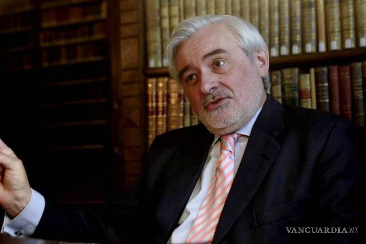 Señala la Real Academia Española que whatsApp no destruirá el idioma