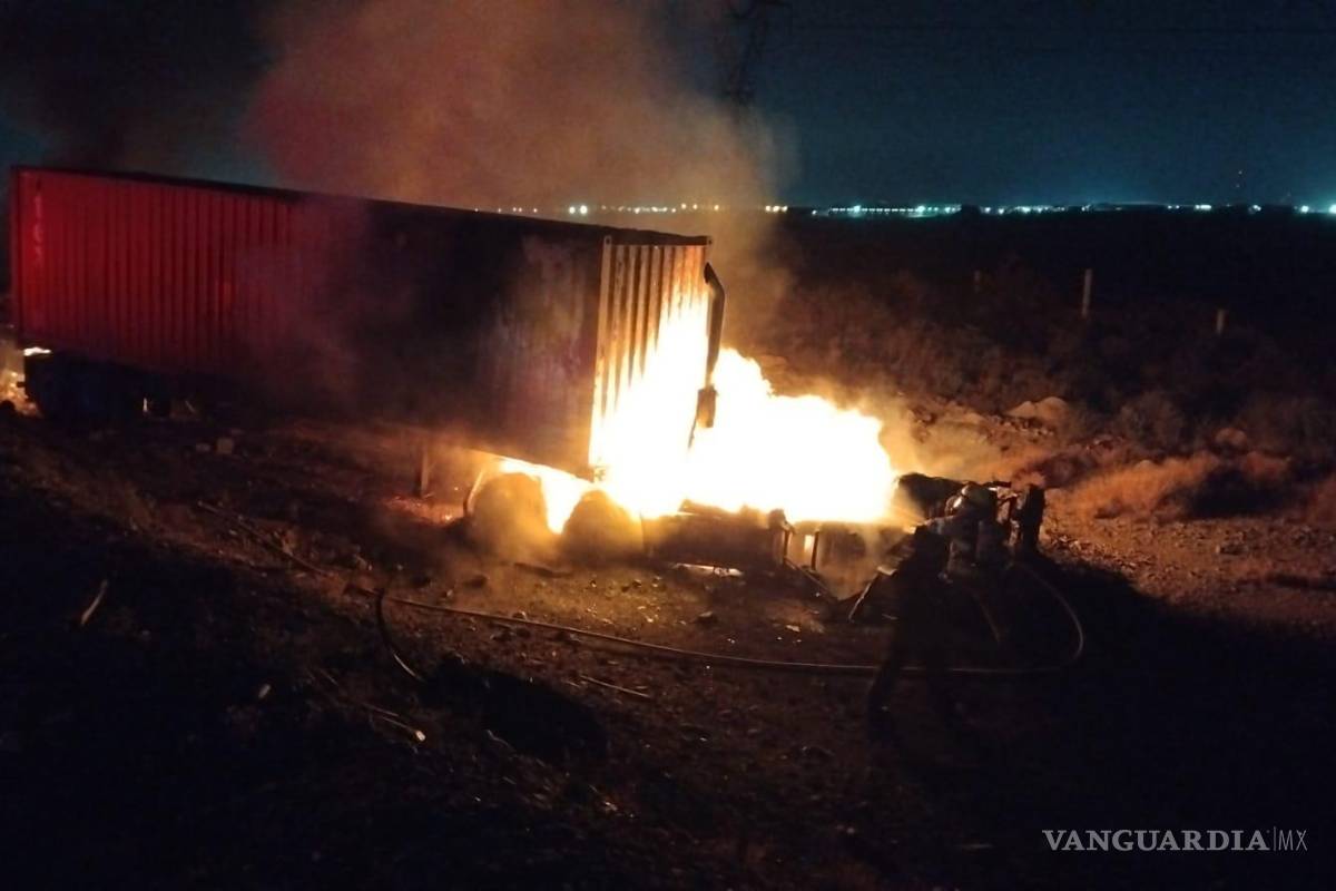 Tráiler termina consumido por las llamas tras presunto impacto en el libramiento Norponiente