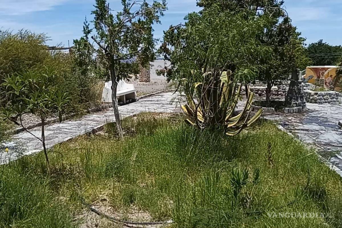 $!La plaza del Santo Madero permanece descuidada, con maleza que invade los espacios para visitantes.