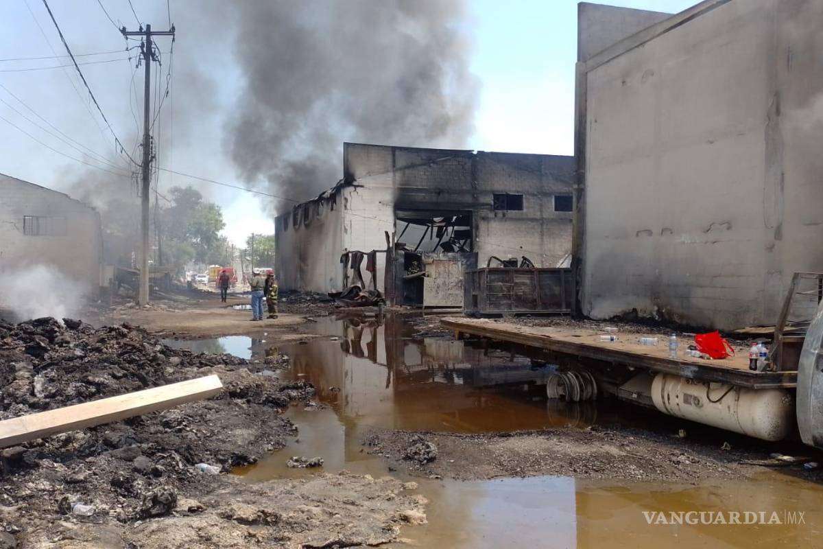 Incendio en bodegas de Apodaca, Nuevo León, mantiene en ‘jaque’ a bomberos