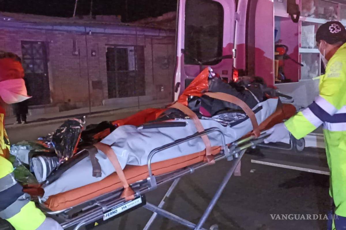 $!Elementos de Tránsito Municipal investigaron el lugar del accidente, señalando que las víctimas viajaban sin cascos y presuntamente ignoraron la señal de alto en el semáforo.