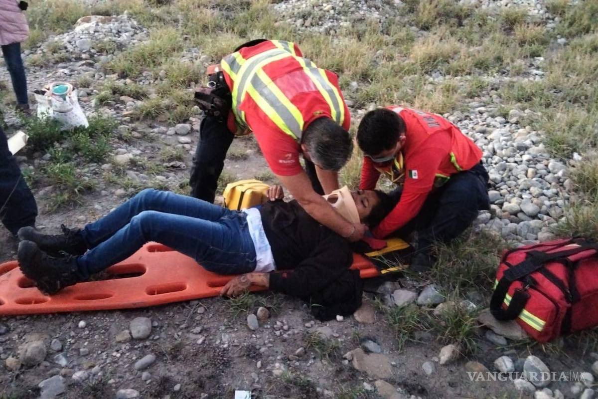 Saltillo: chofer dormita y se sale del camino, dos trabajadores resultan heridos