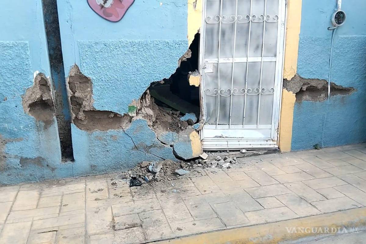 Pierde el control y se estrella contra casa en el centro de Parras
