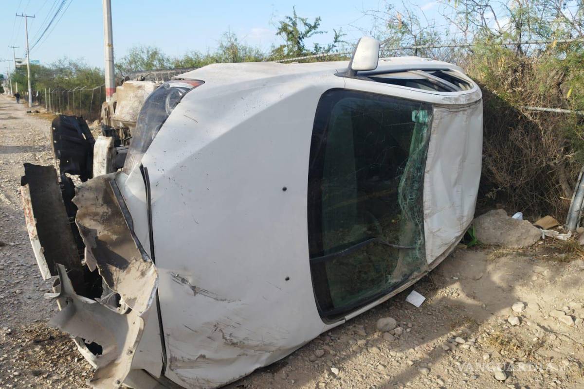 Conductora sale del trabajo y vuelca en bulevar de Ramos Arizpe