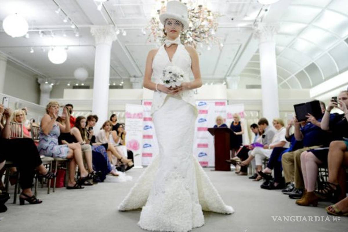 Crean vestidos de novia con papel higiénico