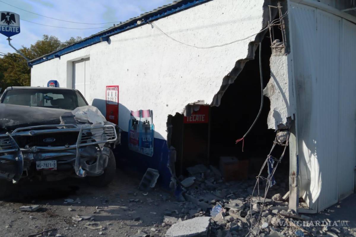 $!La camioneta Ford quedó con la parte frontal destrozada tras el impacto.