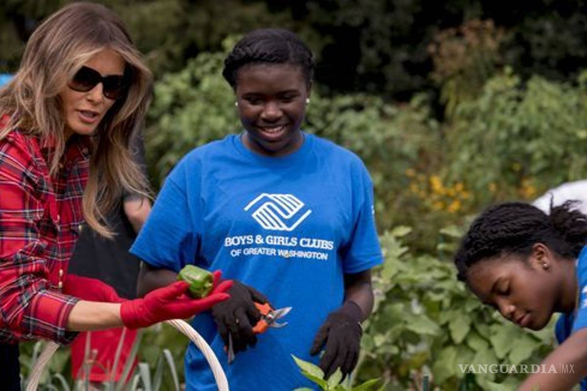 Aun haciendo jardinería, Melania Trump luce costosa ropa