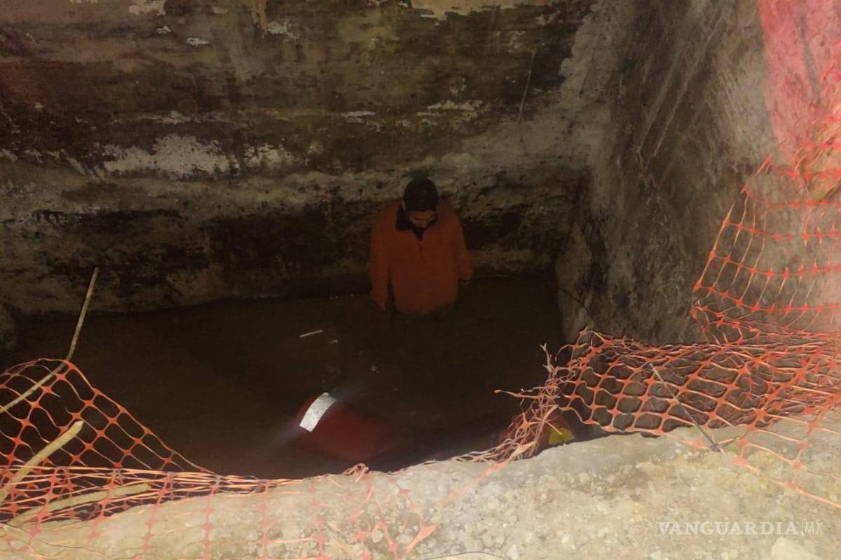 Rescatan a hombre que cayó tres metros en zanja de obras de drenaje pluvial en NL