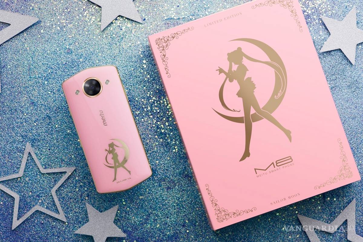 Combate al mal y tómate selfies con el celular de Sailor Moon