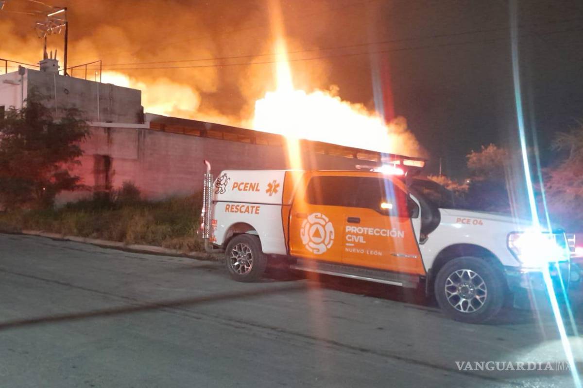 Moviliza incendio en bodega de tarimas en Salinas Victoria, Nuevo León