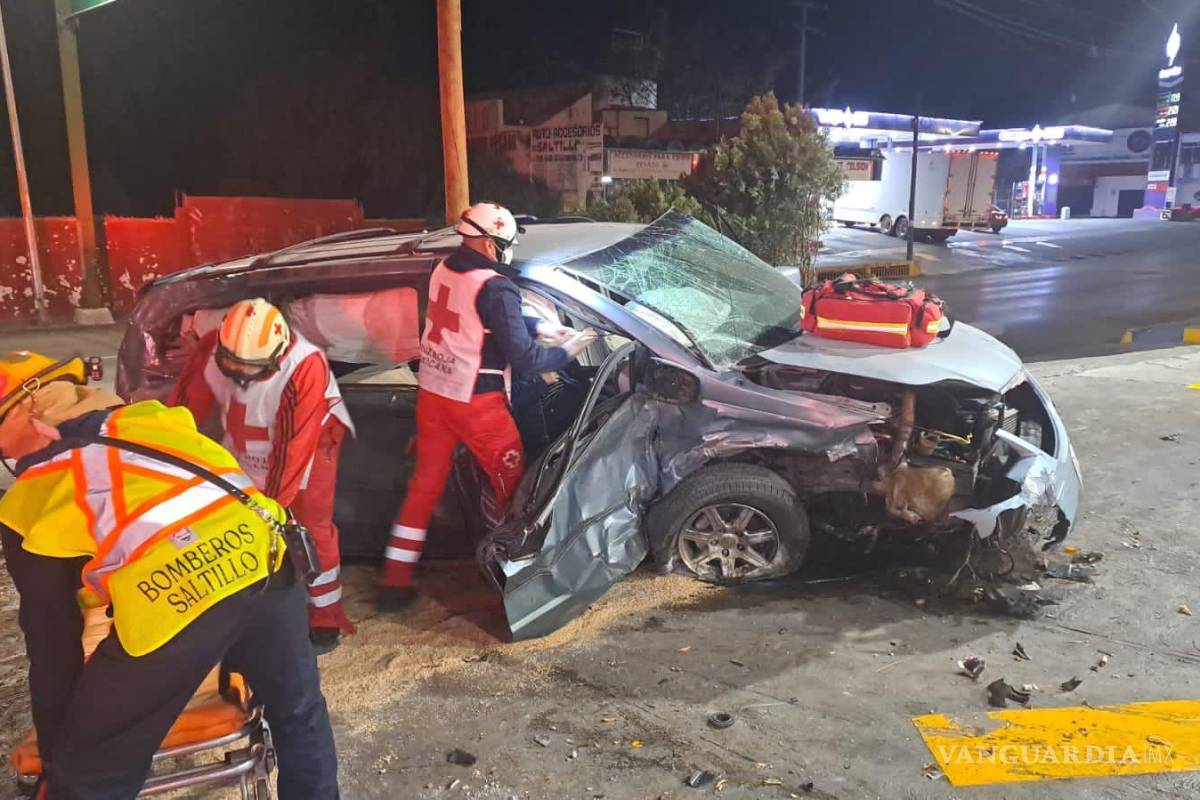 Chocan en el centro de Saltillo, queda prensado y en estado grave