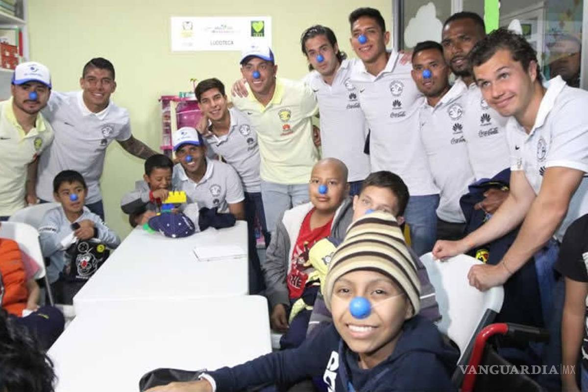 El Club América visitó a niños en hospital Siglo XXI