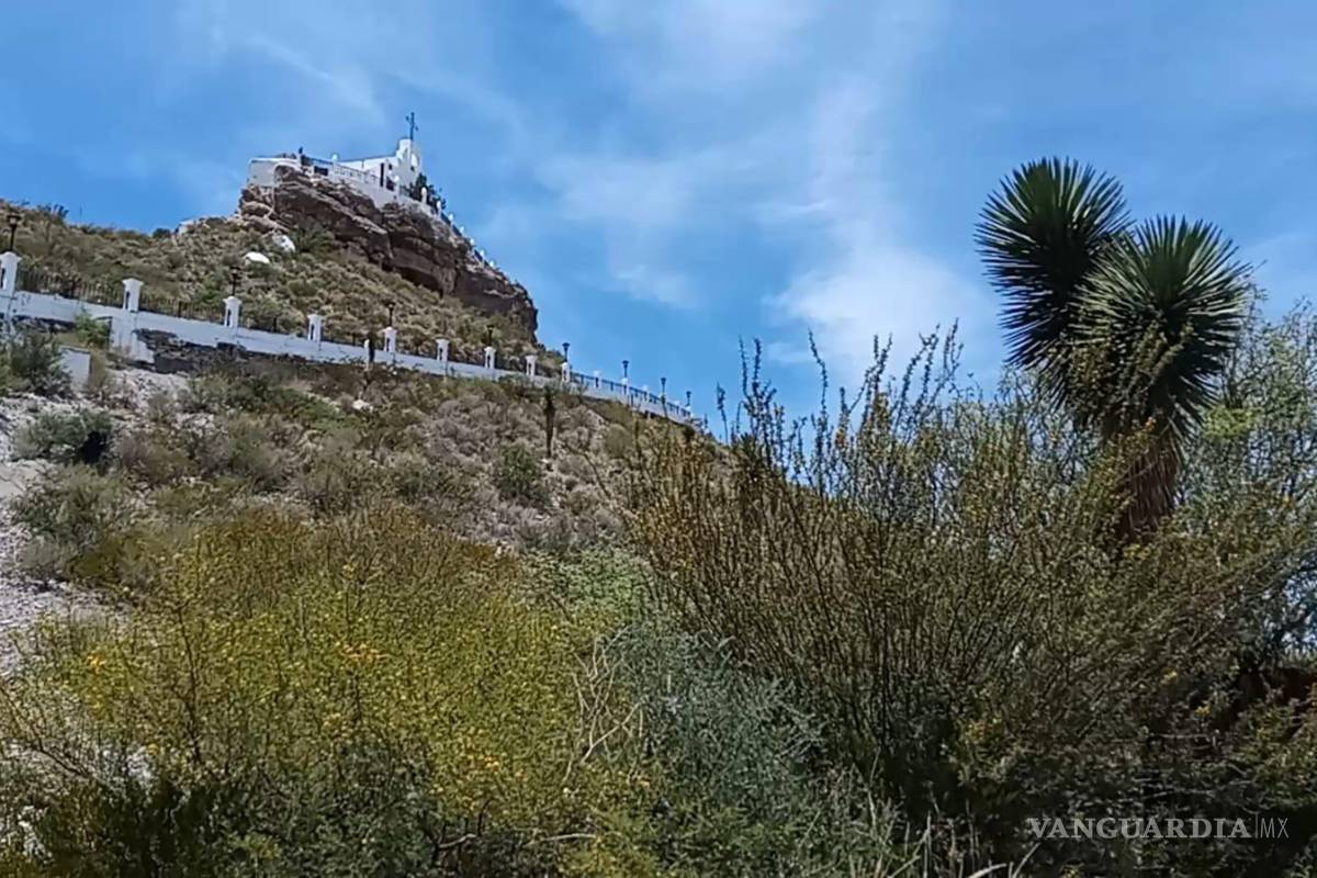 $!El acceso pavimentado, inaugurado en 2006, hoy contrasta con el deterioro de la plaza principal.