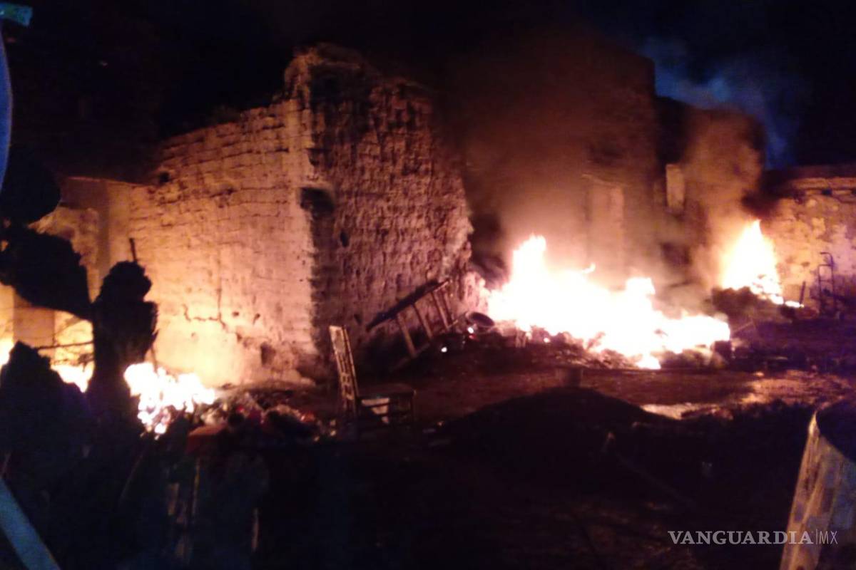 Muere niño en voraz incendio en Parras; veladora, posible causa (video)