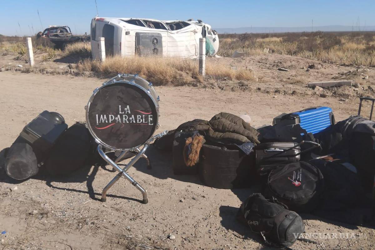 Vuelca grupo musical ‘Banda Imparable’ tras explotar un neumático en la Saltillo-Torreón