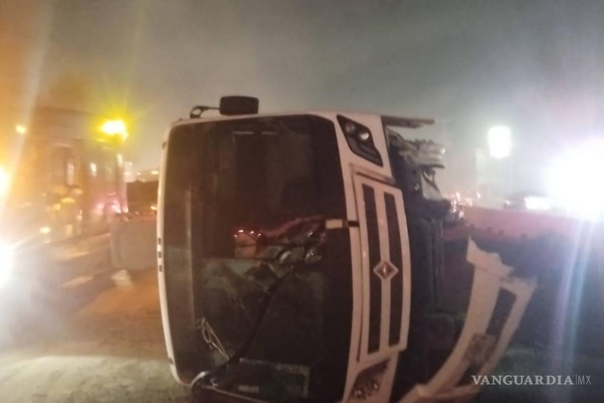 Camión de personal vuelca en carretera a Monclova con saldo de ocho heridos