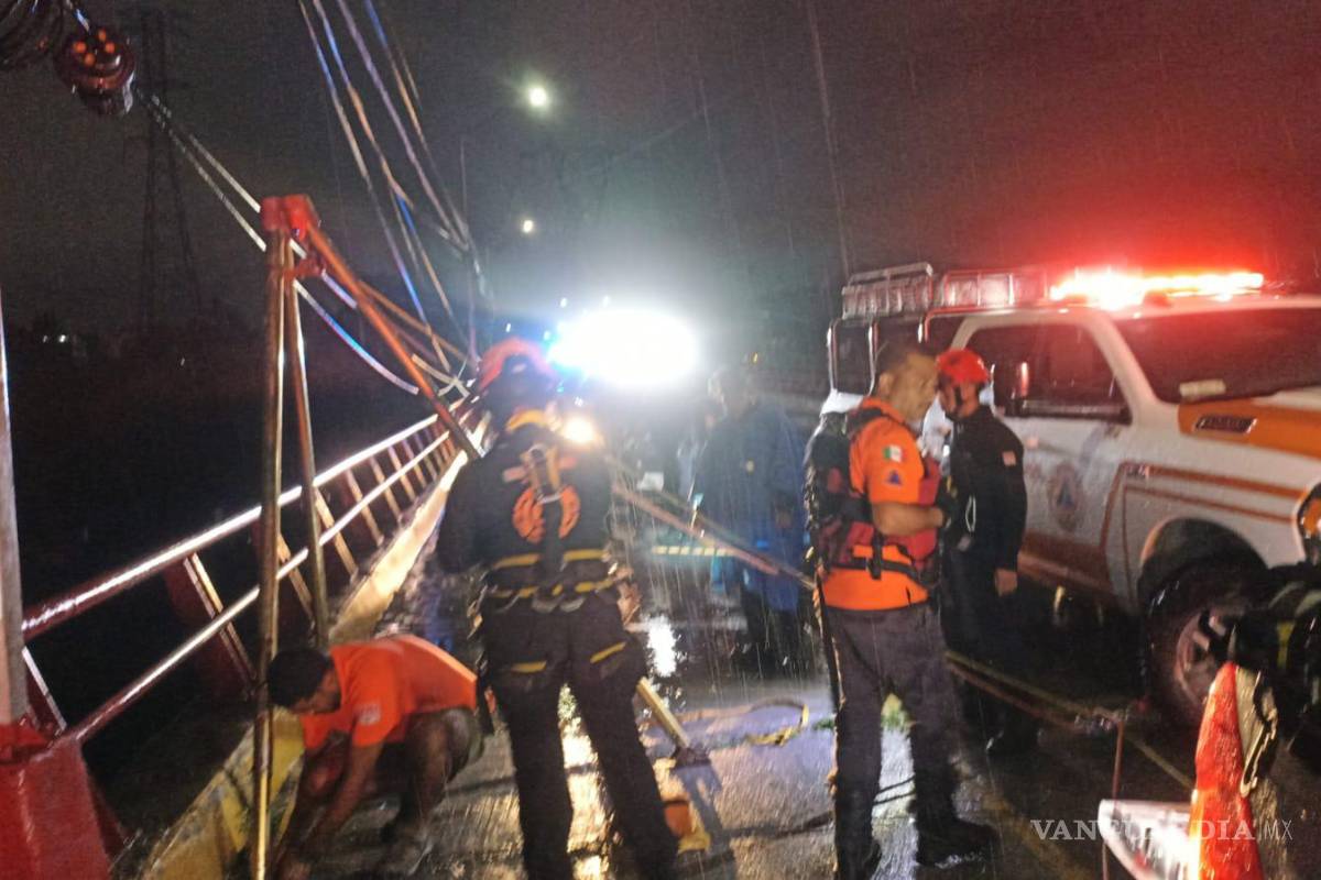 Un hombre atrapado por la corriente y autos varados dejan lluvias en Nuevo León