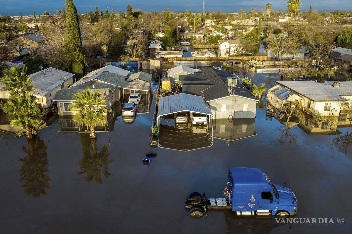 ‘Estamos atrapados aquí’; lluvias, aludes y socavones azotan a California
