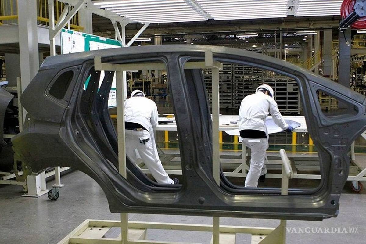 Cae producción automotriz un 13%: Inegi