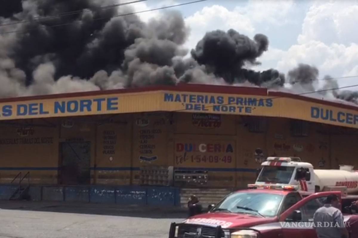 Fuerte incendio en bodega a la altura de la Central de Abastos alarma a Saltillo