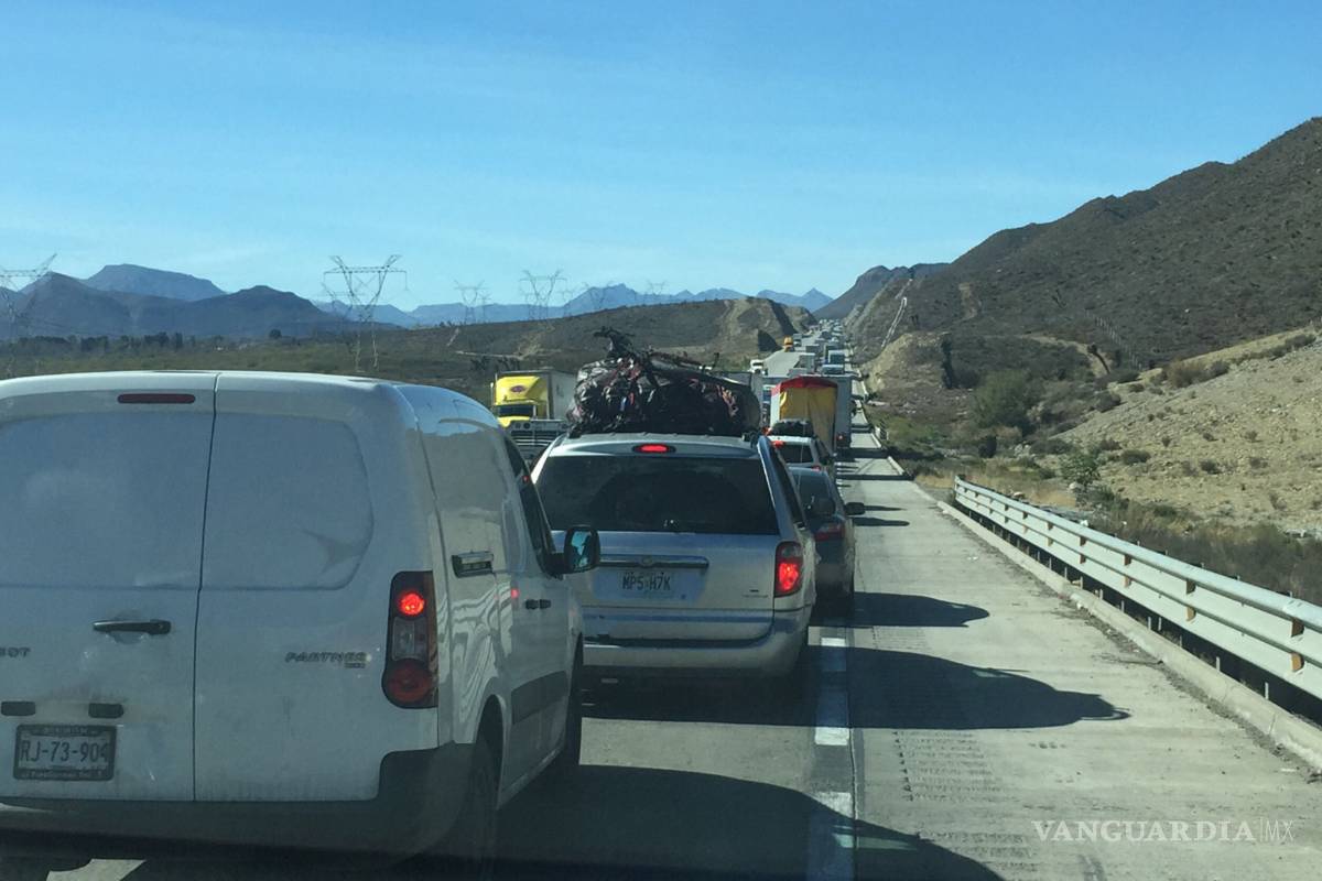 $!Miles varados en carretera Saltillo-Monterrey… y la autopista hace su agosto