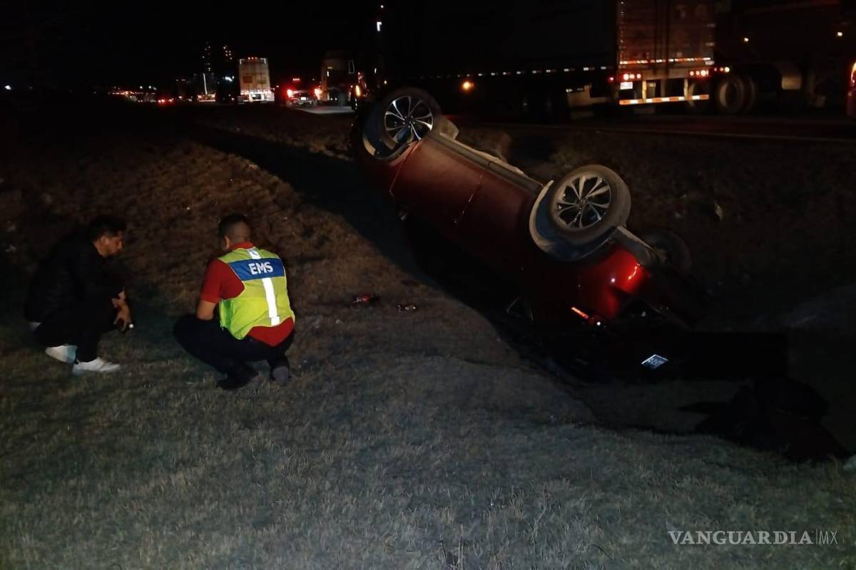 $!El conductor perdió el control al intentar incorporarse a la carretera y terminó fuera del camino.