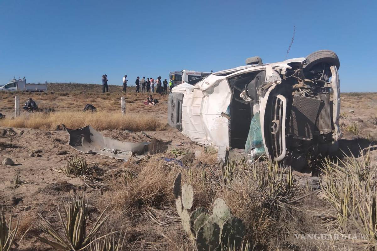 $!El camión que transportaba a los trabajadores de la música terminó volcado tras un accidente causado por una piedra en la vía.