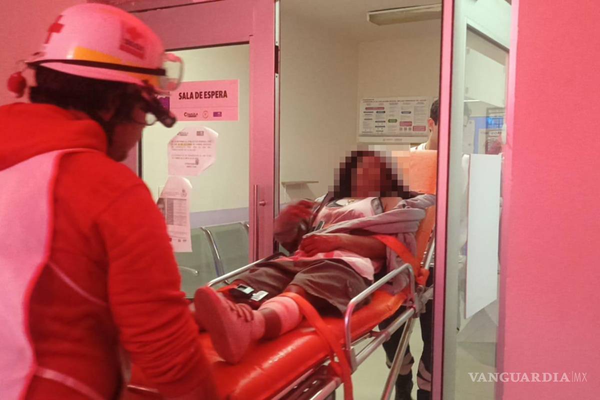 Sufre mujer corte profundo en el pie y es trasladada al hospital en Parras