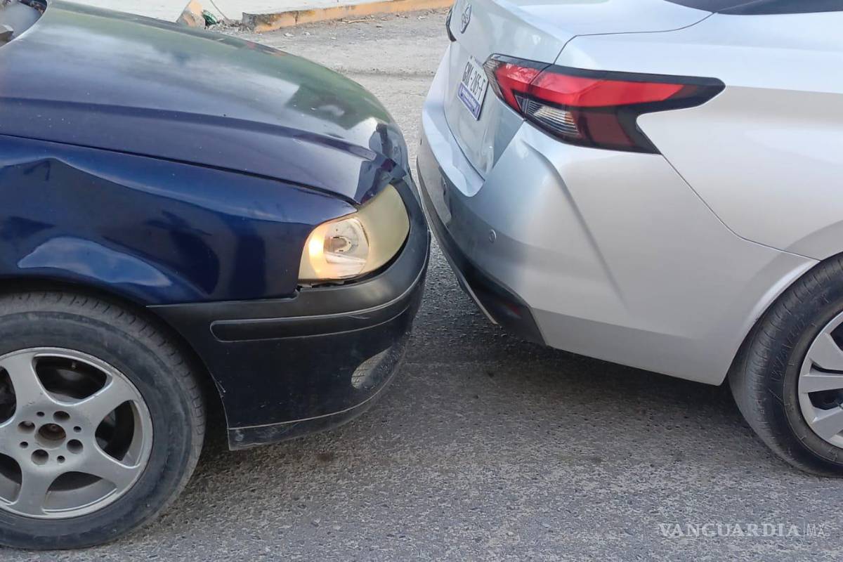 Choque por alcance en Parras desata reclamos entre conductores