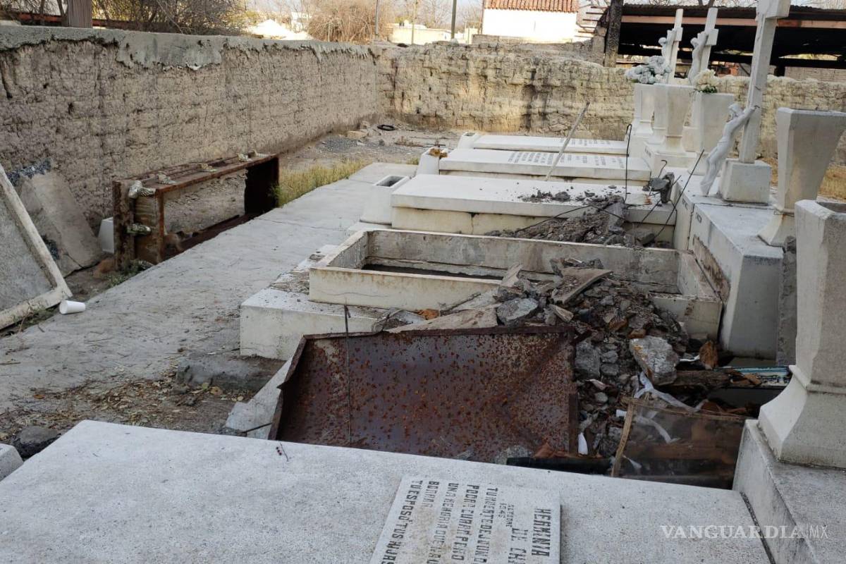 Exhuman cuerpos en panteón de Parras; vecinos temen contraer alguna infección
