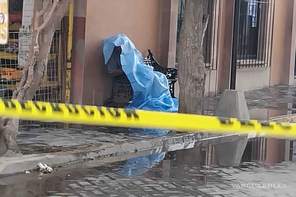 Muere hombre sentado en una banca en Parras; creían que dormía