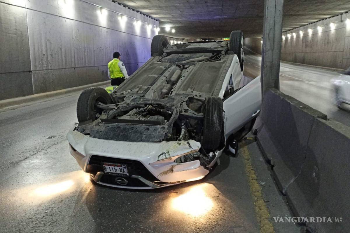 Vuelca por revisar su celular mientras manejaba en el deprimido de periférico LEA en Saltillo