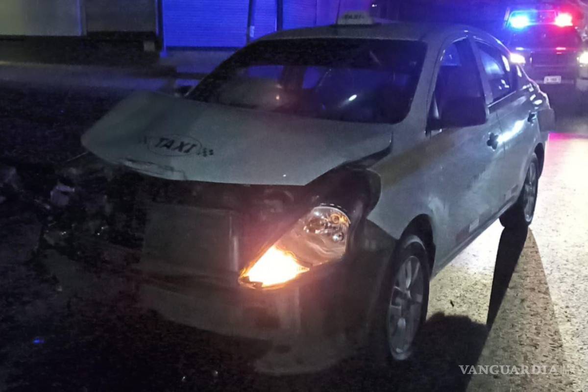 Conductor se le atraviesa a taxista en calles del centro de Saltillo; lo choca y huye