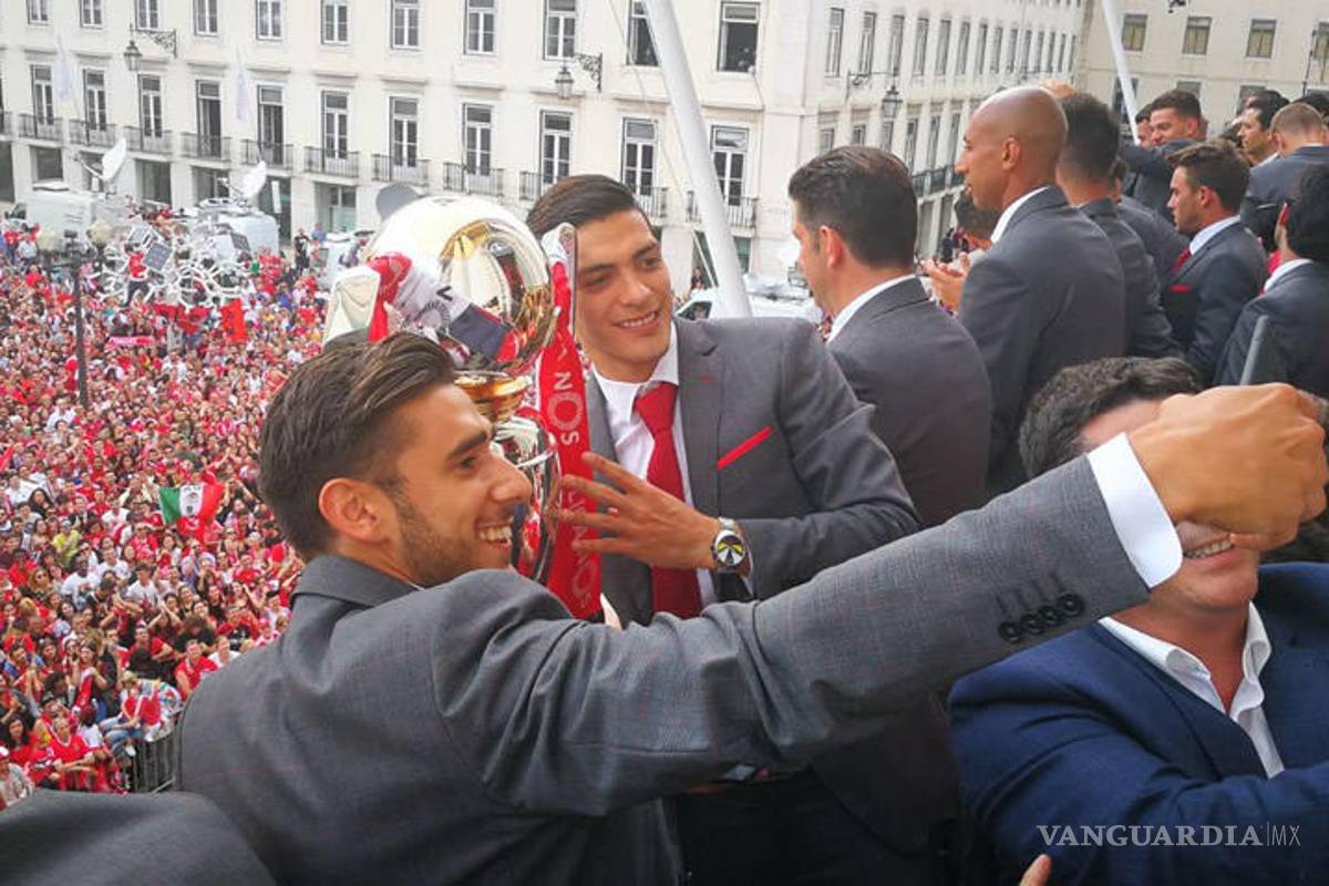 Benfica y Jiménez celebran con su afición