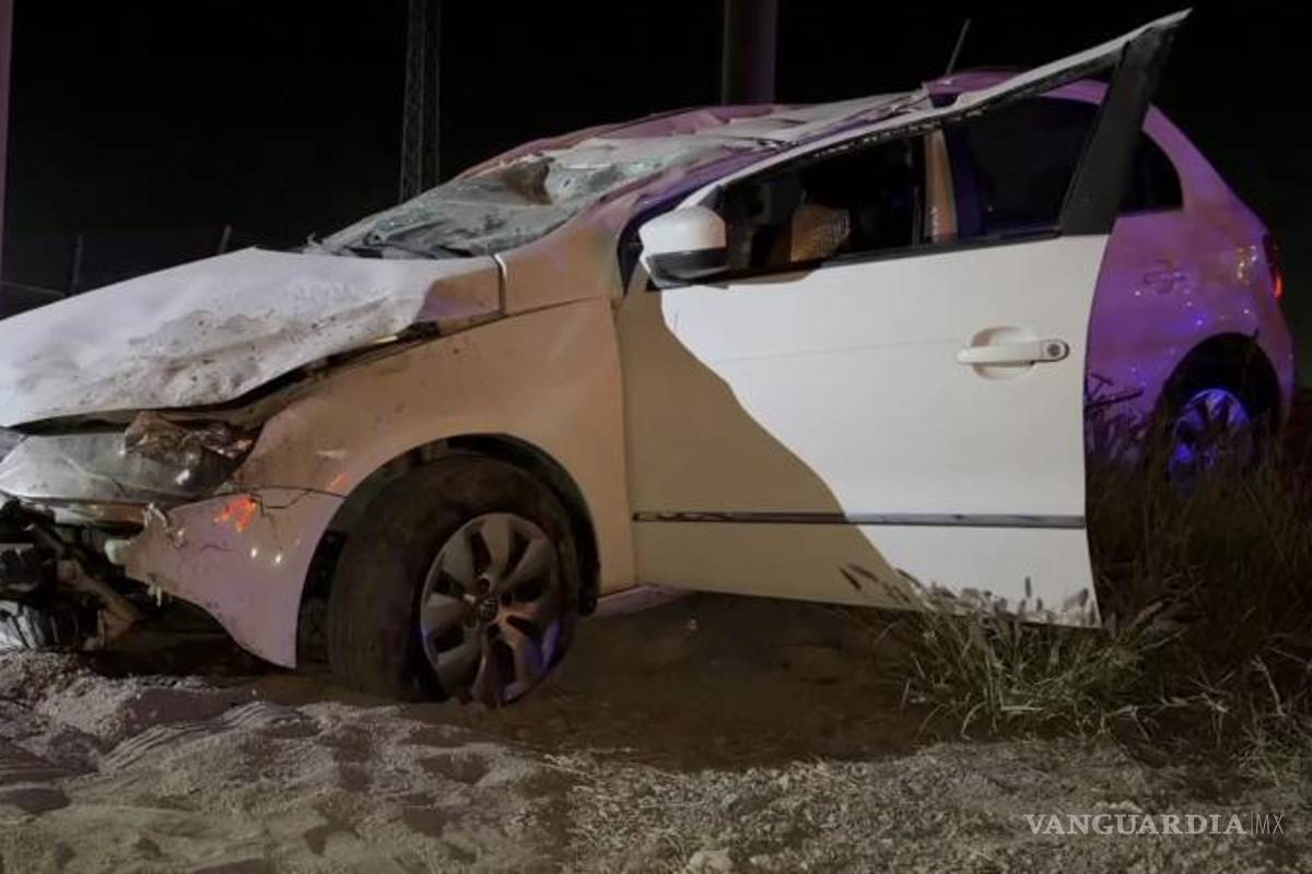 $!La falta de iluminación y el desconocimiento de la vialidad contribuyeron a la salida del camino del vehículo.