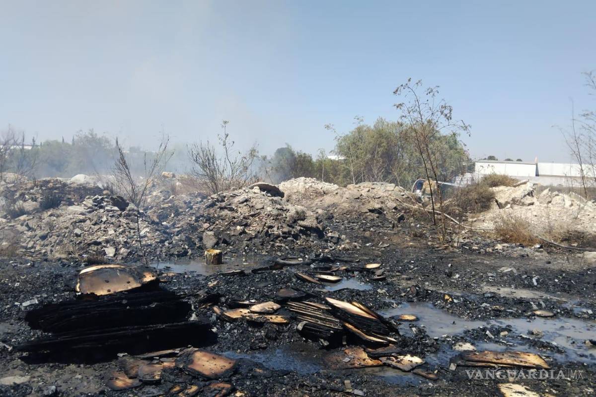 Incendio en terreno baldío consume vehículo abandonado en Ramos Arizpe