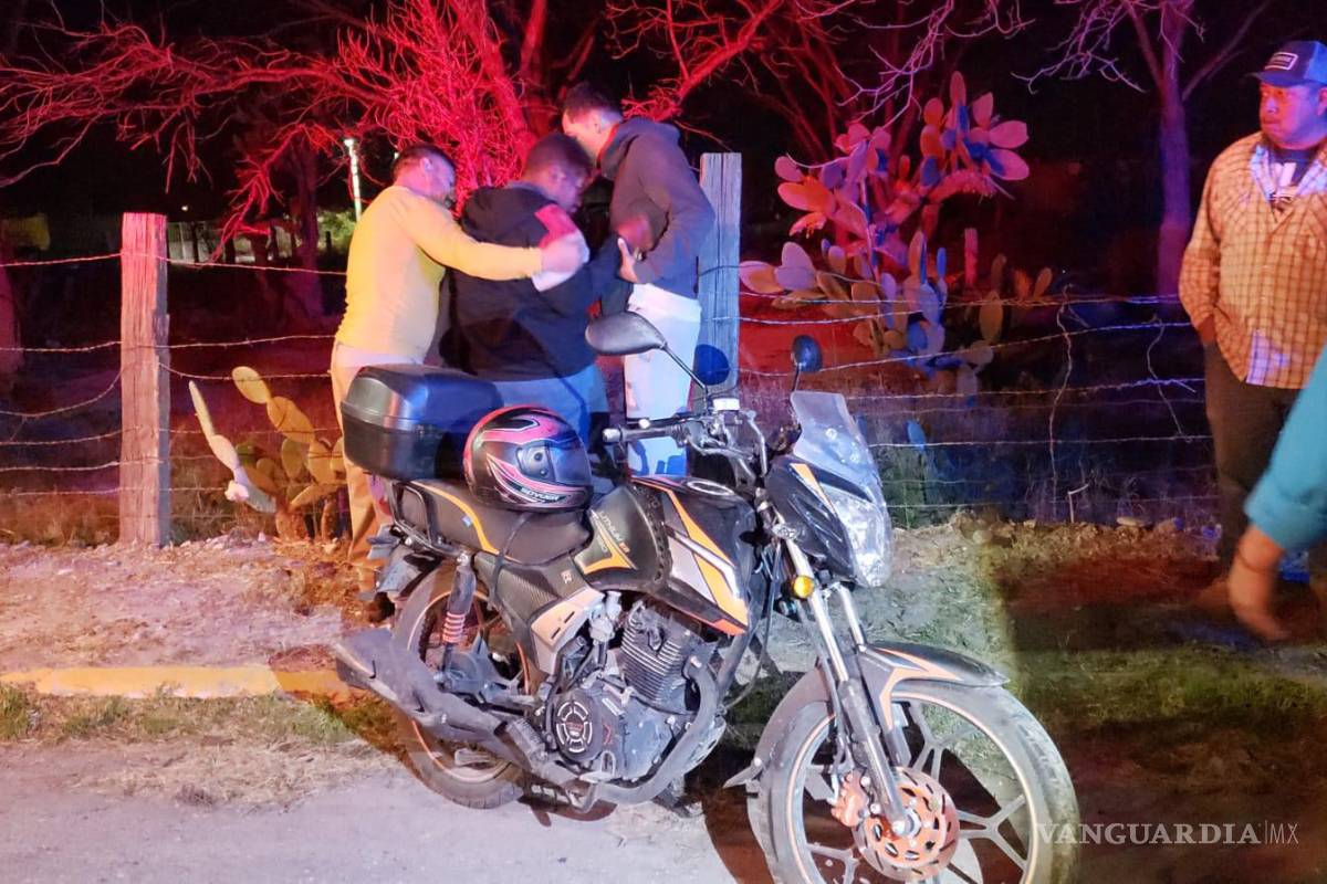 Perrito termina sin vida al ser arrollado por motociclista en Parras; conductor presenta lesiones en rostro y cabeza