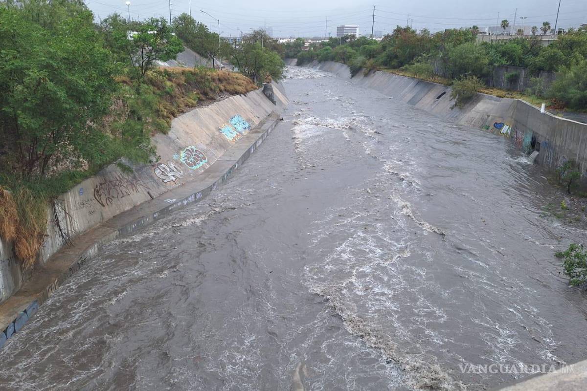 Realizan en Nuevo León algunos cierres viales preventivos ante acumulación por lluvias