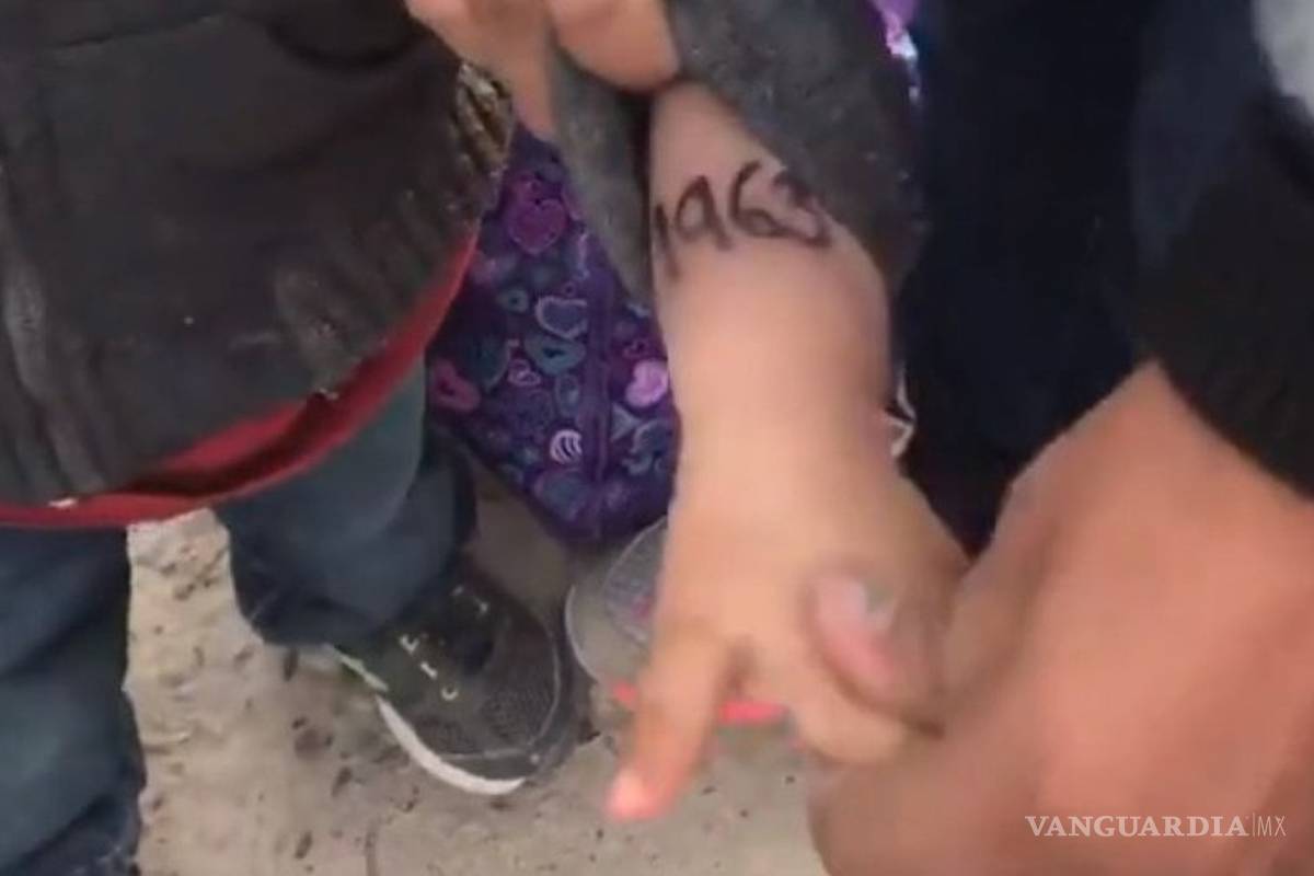 En frontera de México y EU, la policía marca a niños migrantes ¡con números de identificación en los brazos!