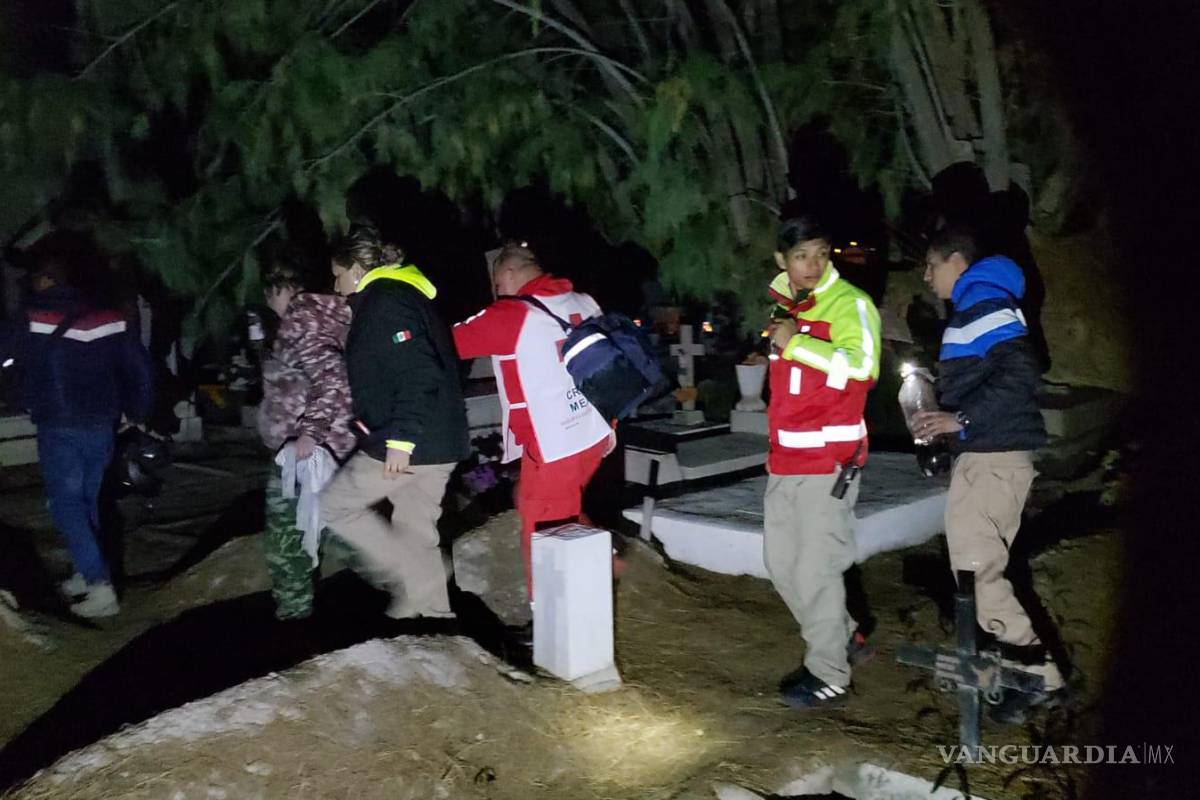 $!Personal de la Cruz Roja y Bomberos acudió para lidiar con la situación y trasladar a la mujer a su domicilio.