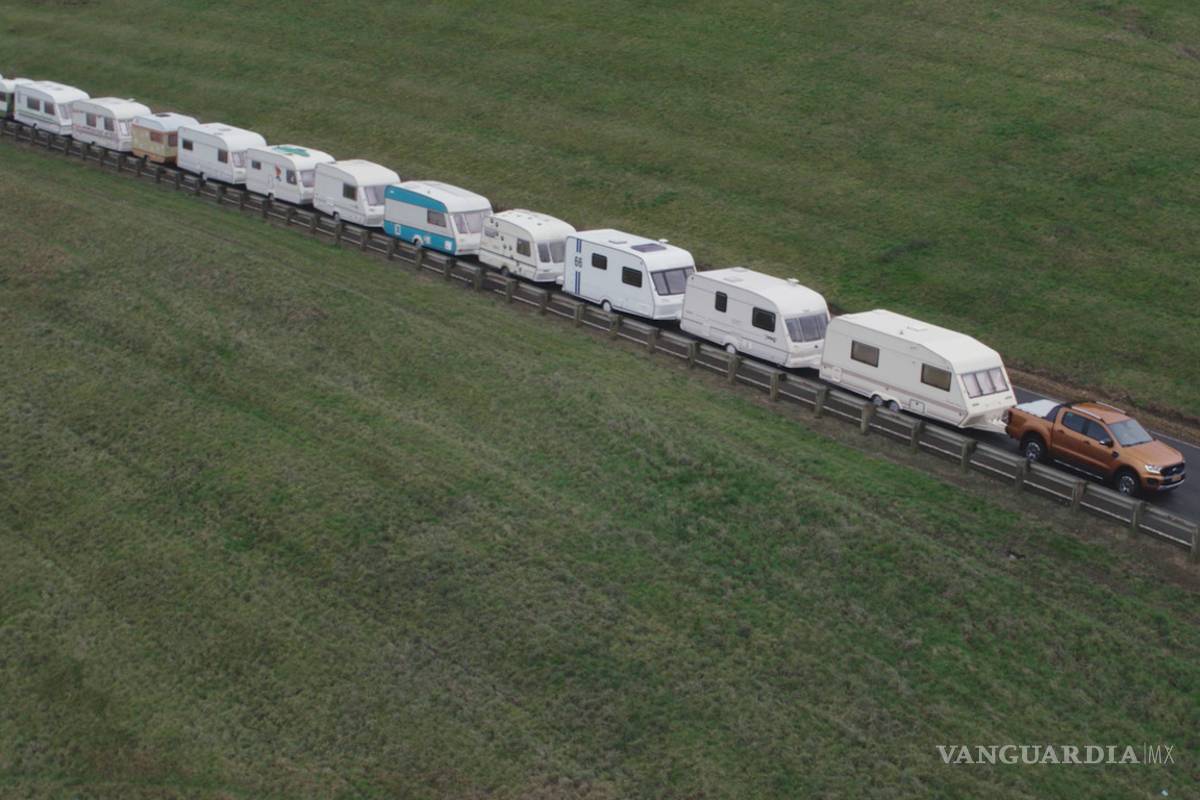 La pick up Ford Ranger muestra su fuerza, arrastrando 15 cámpers con facilidad