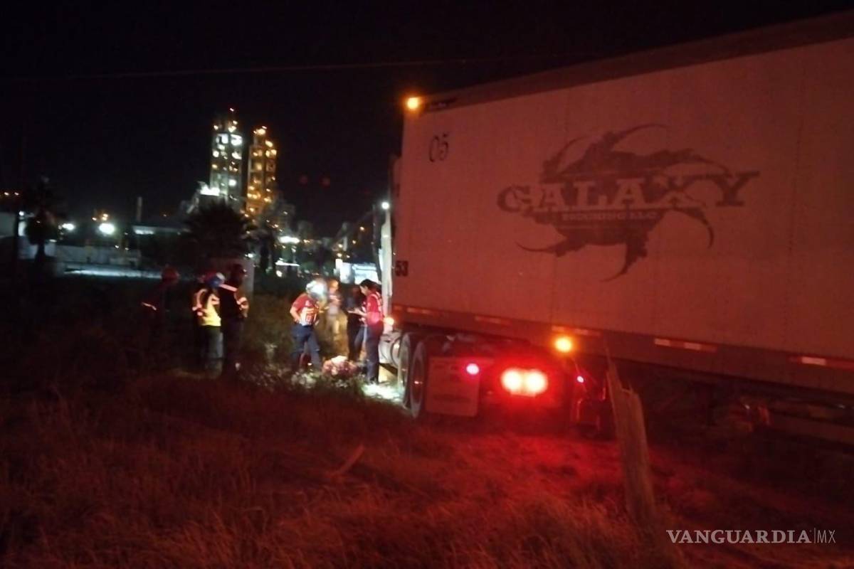 Trailero, en presunto estado de ebriedad, derriba luminaria y barra metálica en la Monterrey–Saltillo