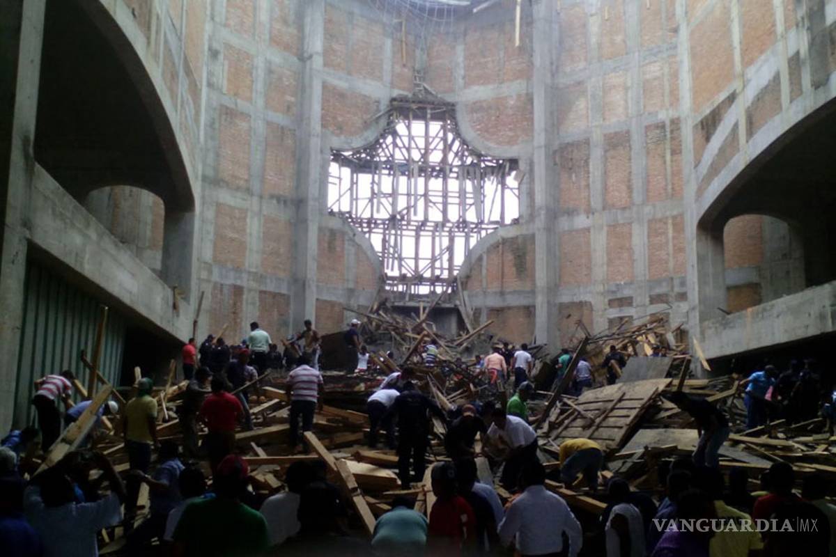 $!Cuatro muertos tras derrumbe en catedral de Tuxtepec, Oaxaca