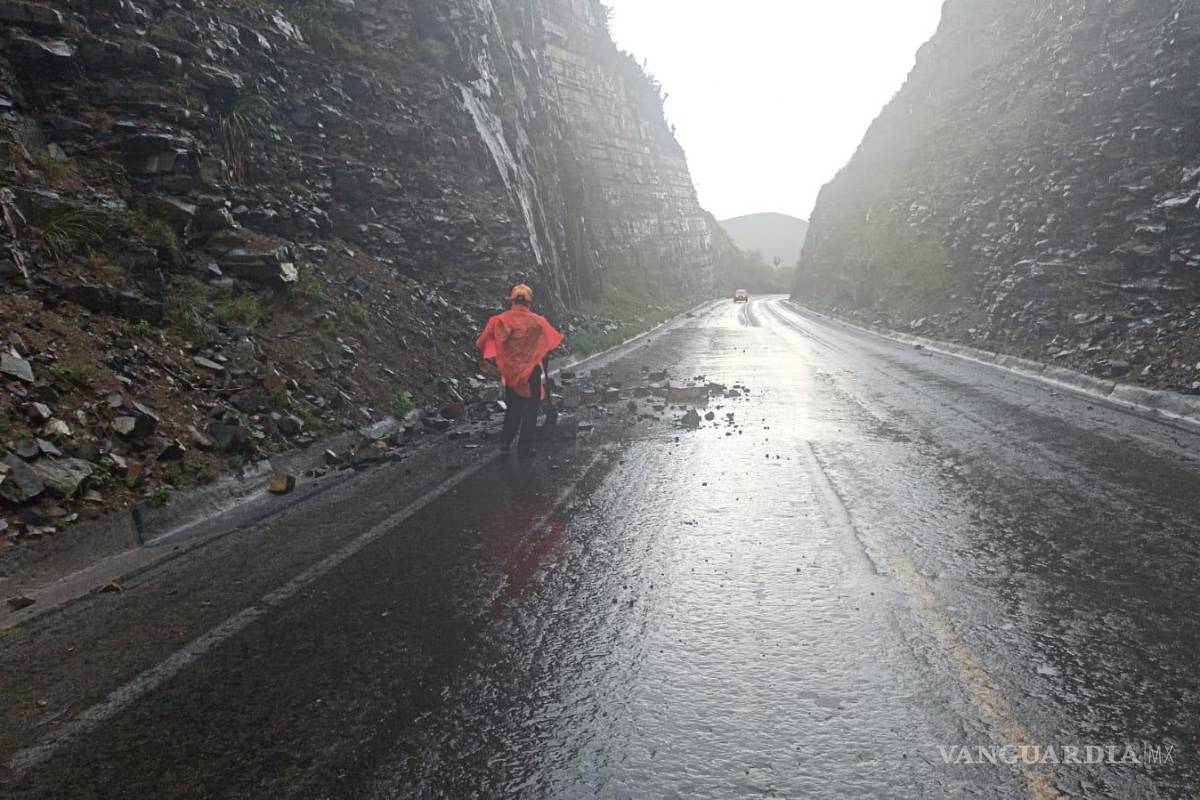 Reportan deslave en la carretera a Nuevo Laredo por lluvias registradas en Nuevo León